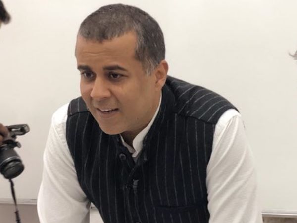 चेतन भगत ने किया सरकार का समर्थन