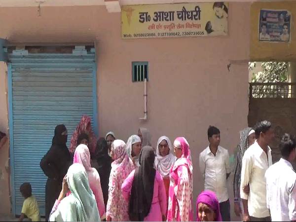 meerut mother and her child due to lack of treatment and carelessness of doctor meerut mother and her child due to lack of treatment and carelessness of doctor