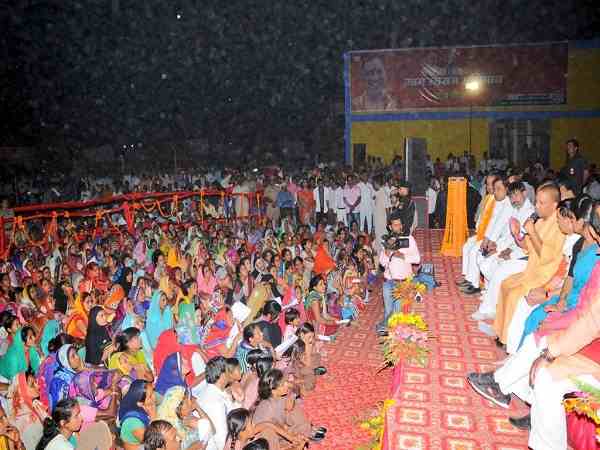 cm yogi adityanath chaupal in pratapgarh scolding officers over carelessness cm yogi adityanath chaupal in pratapgarh scolding officers over carelessness