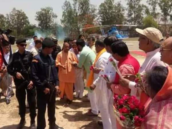 pratapgarh sp workers showed black flag pratapgarh sp workers showed black flag