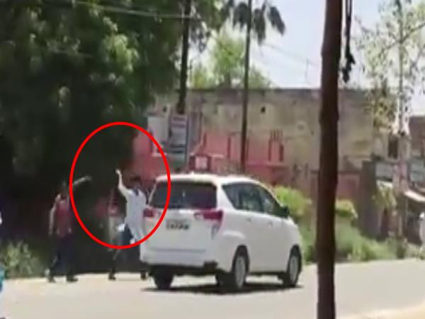 pratapgarh sp workers showed black flag pratapgarh sp workers showed black flag