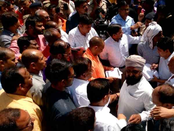 Public climbed on shade pipe to see CM Yogi in Shahjahanpur Public climbed on shade pipe to see CM Yogi in Shahjahanpur