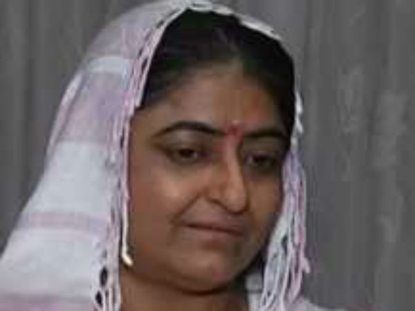बेटी पर लगा है बाप को लड़कियां सप्लाई करने का आरोप
