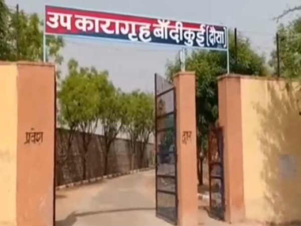 चाय-नाश्ते में मस्त थे पुलिसवाले, कंबल फाड़ कर बनाई रस्सी और दीवार फांद फरार हुए 2 खूंखार कैदी चाय-नाश्ते में मस्त थे पुलिसवाले, कंबल फाड़ कर बनाई रस्सी और दीवार फांद फरार हुए 2 खूंखार कैदी