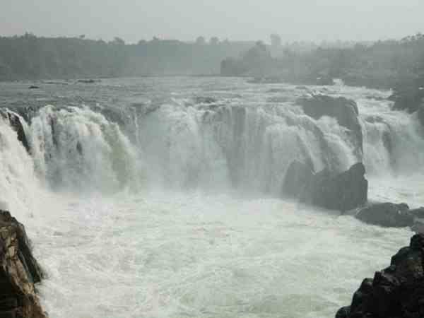 20-year-old youth feared drowned in Dhuandhar Falls . 20-year-old youth feared drowned in Dhuandhar Falls .