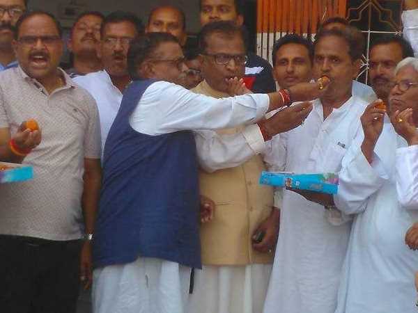 Congress workers celebrated defection of Dinesh Singh to BJP in Raebareli Congress workers celebrated defection of Dinesh Singh to BJP in Raebareli