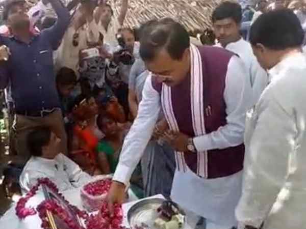 Ten lakh compensation to family of sister who murdered in Etawah Ten lakh compensation to family of sister who murdered in Etawah