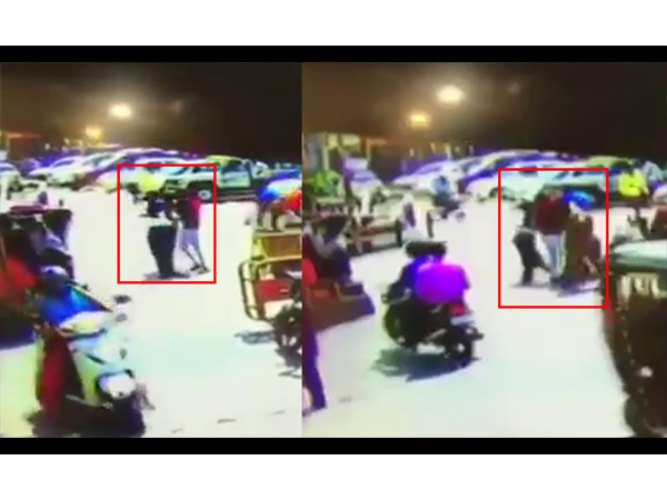 VIDEO: लेडी कांस्टेबल ने हेलमेट के लिए टोका तो बीच सड़क दो युवकों ने की बदतमीजी और मारपीट VIDEO: लेडी कांस्टेबल ने हेलमेट के लिए टोका तो बीच सड़क दो युवकों ने की बदतमीजी और मारपीट