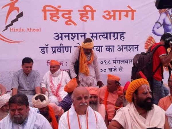 'बेटियां सुरक्षित नहीं, पीएम विदेश जा रहे हैं'