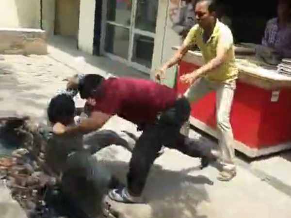 Video of two shopkeepers fight in Mathura Video of two shopkeepers fight in Mathura