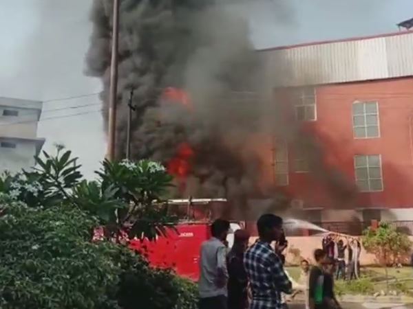हरिद्वार: एक फैक्ट्री में लगी भीषण आग, राहत-बचाव कार्य जारी हरिद्वार: एक फैक्ट्री में लगी भीषण आग, राहत-बचाव कार्य जारी