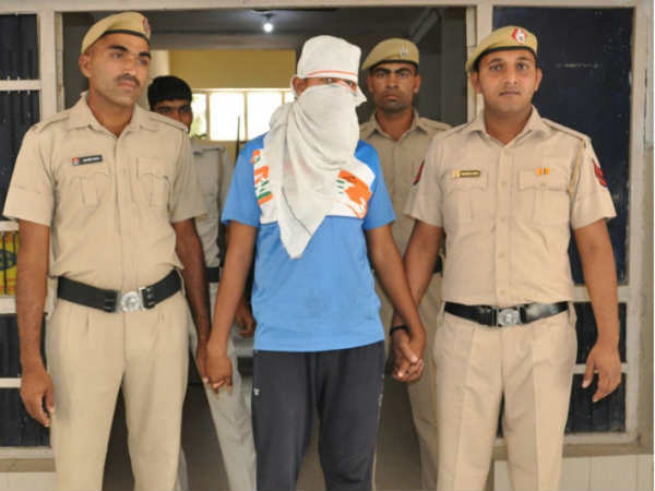 ISI की दो लड़कियों के जाल में फंसा था गौरव, होने लगी हर तरह की चैटिंग