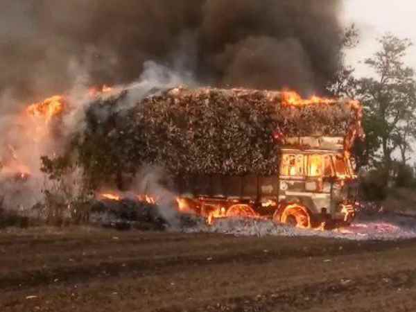 A heavy fire in the truck carrying Tandupta A heavy fire in the truck carrying Tandupta