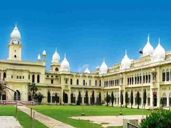 three boys entered into lucknow university girls hostel by jumping boundry three boys entered into lucknow university girls hostel by jumping boundry