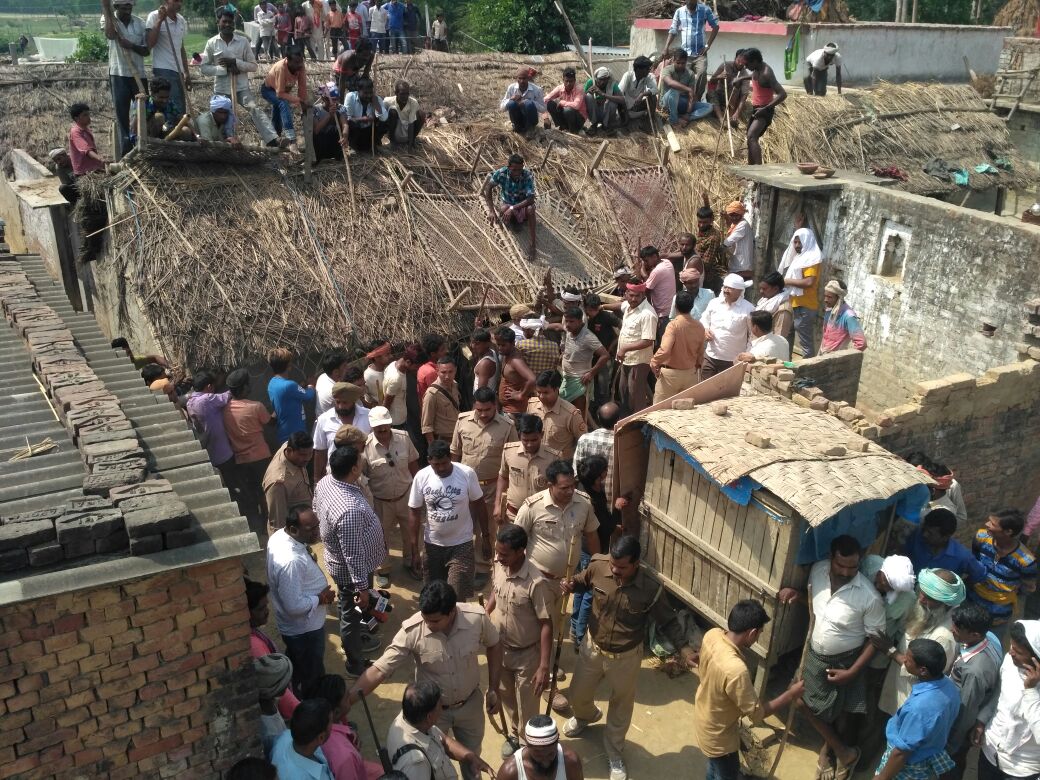 तेंदुए को ट्रेंकुलाइज की मदद से बेहोश कर पिंजरे में कैद किया