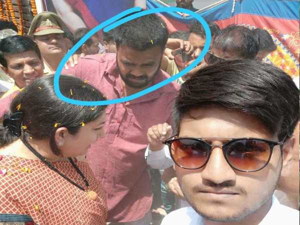 amethi smriti irani video viral with criminals amethi smriti irani video viral with criminals