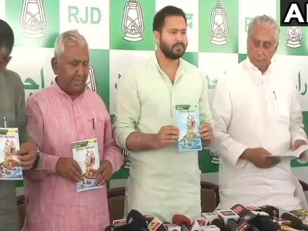 नीतीश कुमार को कुर्सी से बंधा हुआ दिखाया गया है