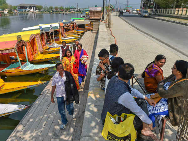 jammu-kashmir-tourists-stone-pelting jammu-kashmir-tourists-stone-pelting