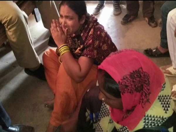 UP policemen beat accused women in police chowki in Kanpur UP policemen beat accused women in police chowki in Kanpur