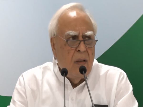 महाभियोग पर उपराष्ट्रपति के आदेश के खिलाफ सुप्रीम कोर्ट जाएगी कांग्रेस महाभियोग पर उपराष्ट्रपति के आदेश के खिलाफ सुप्रीम कोर्ट जाएगी कांग्रेस