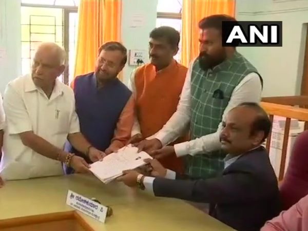 कर्नाटक चुनाव: बदामी सीट से सिद्धारमैया के खिलाफ चुनाव लड़ेंगे भाजपा सांसद बी श्रीरामुलु कर्नाटक चुनाव: बदामी सीट से सिद्धारमैया के खिलाफ चुनाव लड़ेंगे भाजपा सांसद बी श्रीरामुलु