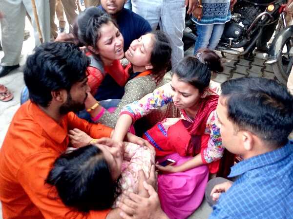 कोचिंग से वापस आते वक्त छोटी बहन के सामने मारी गोली
