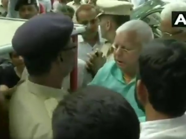VIDEO: AIIMS से छुट्टी के बाद पुलिस अफसर से भिड़े लालू यादव VIDEO: AIIMS से छुट्टी के बाद पुलिस अफसर से भिड़े लालू यादव
