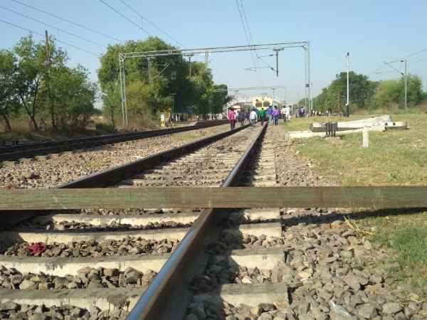 स्टेशन मास्टर से गुस्साए लोगों ने की मारपीट