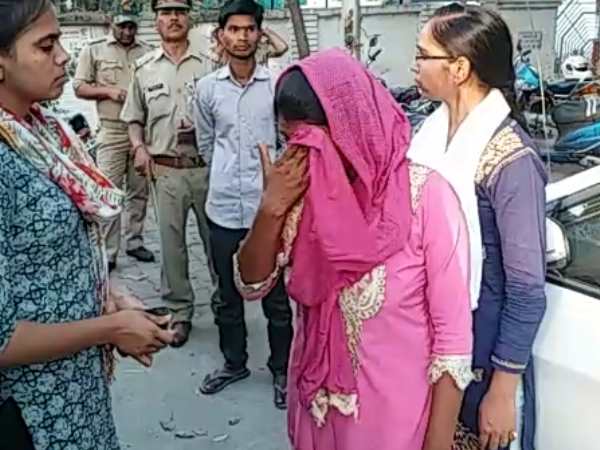 barabanki woman reached to commit suicide in front of cm yogi house in lucknow barabanki woman reached to commit suicide in front of cm yogi house in lucknow
