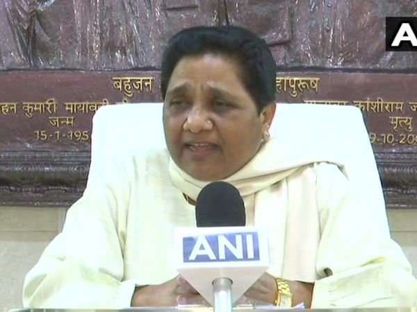 अपने बर्तन लेकर जातें भाजपा नेता