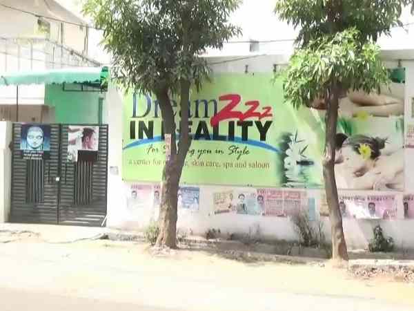 Anti corruption Inspector running flesh trade in parlour in Merrut Anti corruption Inspector running flesh trade in parlour in Merrut