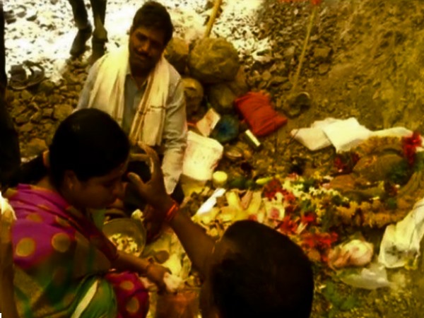 लोगों ने शुरू की पूजा पाठ