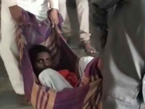 patient did not get the stretcher in the hospital and took it in the sheet patient did not get the stretcher in the hospital and took it in the sheet