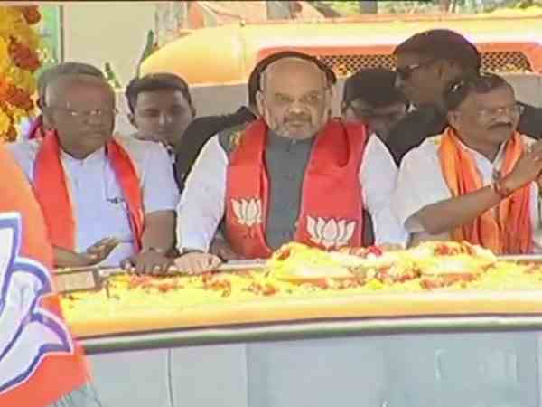 कर्नाटक चुनाव: बीजेपी चीफ अमित शाह ने दावणगेरे में किया रोड शो कर्नाटक चुनाव: बीजेपी चीफ अमित शाह ने दावणगेरे में किया रोड शो