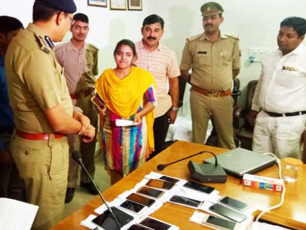Police returned theft mobiles to real owners in Varanasi Police returned theft mobiles to real owners in Varanasi