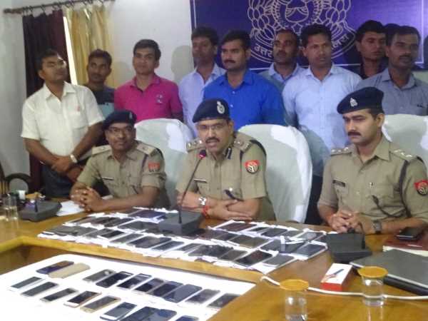 Police returned theft mobiles to real owners in Varanasi Police returned theft mobiles to real owners in Varanasi