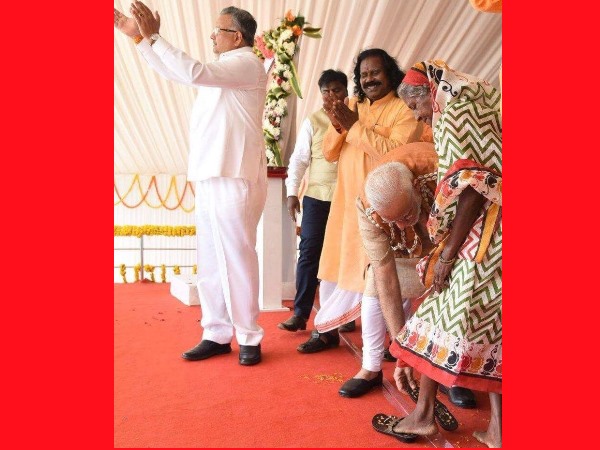 पीएम मोदी ने आदिवासी महिला को पहनाईं चप्पलें