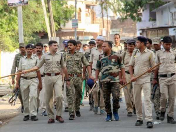 इलाकों में भारी पुलिस बल की तैनाती