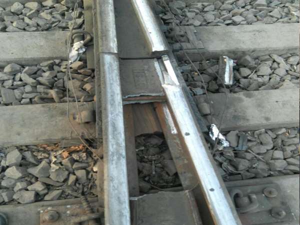 Train passed through broken tracks a big accident escaped Train passed through broken tracks a big accident escaped