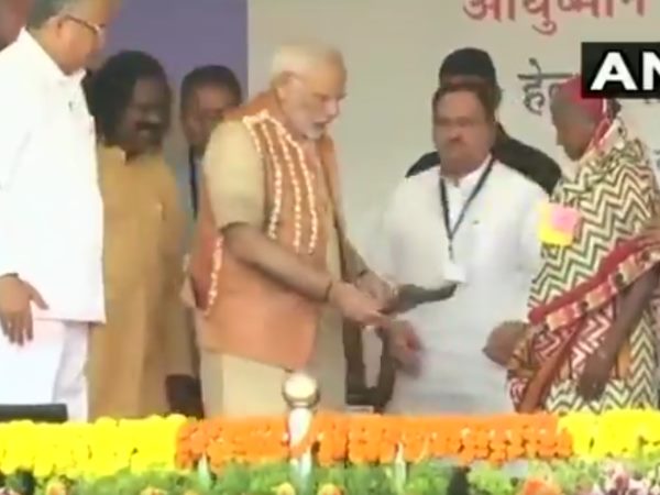 चरण-पादुका योजना के तहत दिया गया चप्पलों का जोड़ा