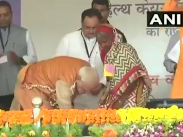 पीएम मोदी ने भेंट की चप्पल
