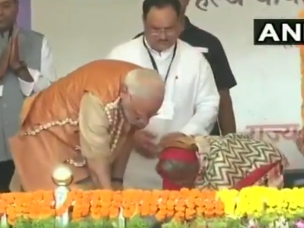 योजना के तहत तेंदूपत्ता जमा करने वालों को चप्पलें उपलब्ध कराना है