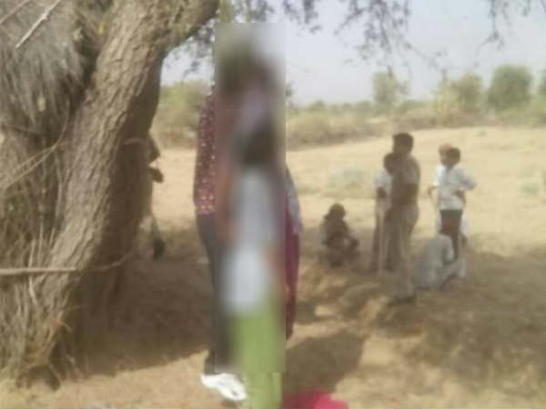 पेड़ पर लटका मिला दो लड़कियों और एक लड़के का शव, प्यार में खुदकुशी या रेप के बाद हत्या की आशंका पेड़ पर लटका मिला दो लड़कियों और एक लड़के का शव, प्यार में खुदकुशी या रेप के बाद हत्या की आशंका