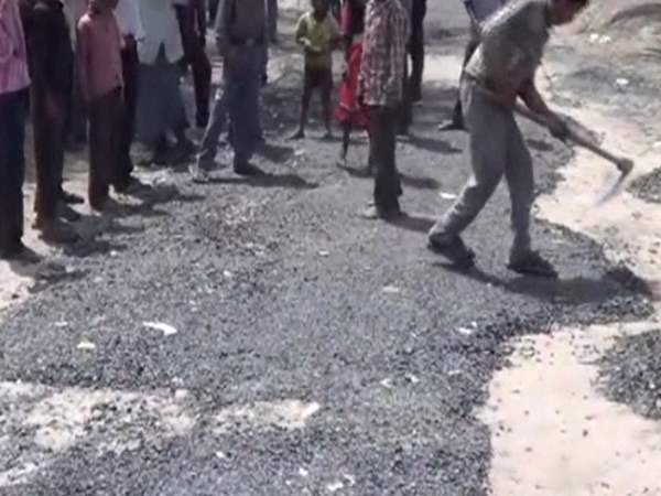hardoi newly formed road distroyed with in 2 hours hardoi newly formed road distroyed with in 2 hours