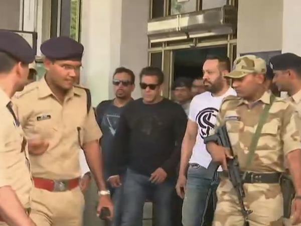 काला हिरण केस: सलमान खान पहुंचे जोधपुर, कल आएगा फैसला काला हिरण केस: सलमान खान पहुंचे जोधपुर, कल आएगा फैसला