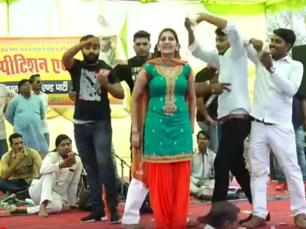 सपना के ऊपर उड़ाने लगे नोट
