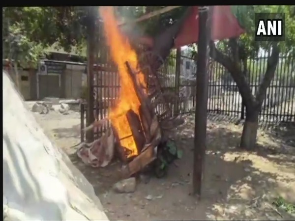मध्य प्रदेश में हिंसक हुआ दलितों का प्रदर्शन, मुरैना में गोली लगने से एक युवक की मौत मध्य प्रदेश में हिंसक हुआ दलितों का प्रदर्शन, मुरैना में गोली लगने से एक युवक की मौत