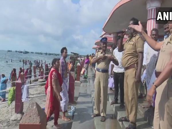 पुलिस ने श्रद्धालुओं को समुद्र के पास से हटाया