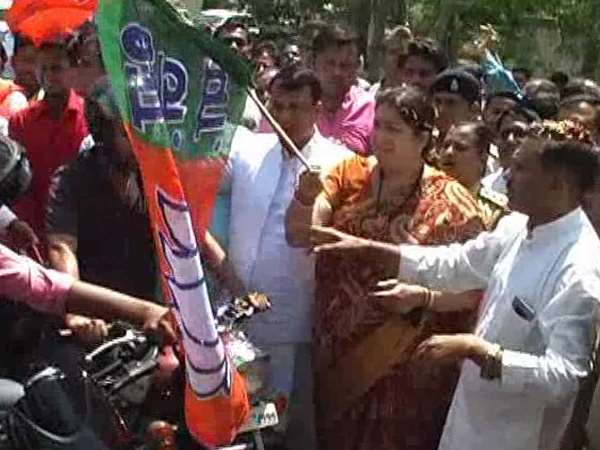 Smriti Irani attacked on Rahul Gandhi in Amethi on female security Smriti Irani attacked on Rahul Gandhi in Amethi on female security