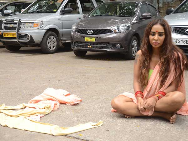 भारी पड़ा कपड़े उतारना